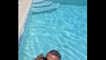 Sucer Son Gode Dans La Piscine