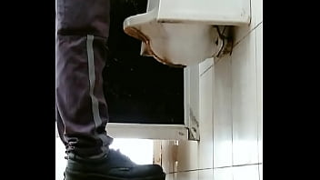 Espiando En El Baño - spy, spycam, pising, meando, urinal, espiar, meo, banos - Video 1506395