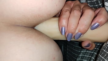 Карина первый раз пробует большой дилдо в попу