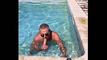 Sucer Son Gode Dans La Piscine - amateur, gode, suce, piscine - Video 1471066