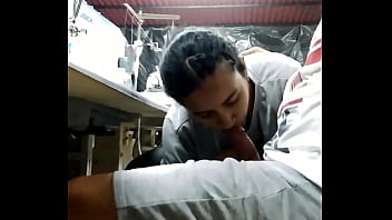 Que Miedo Me Da Poner A Chupar A Mi Compañera De Trabajo. Mira El Video Completo Y Deja Tu Comentario.