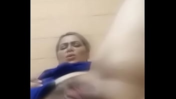 Se Atraviesa Un Pepino Por El Culo