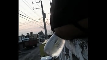 Me Meto La Botella Y Salgo A él Balcón