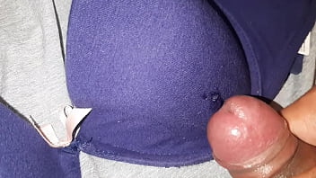 Le Dejé Toda Mi Leche Al Bra Nuevo De Mi Mejor Amiga Para Que Lo Estrene Con Mi Semen En Sus Tetas