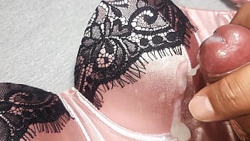 Me Masturbé Sobre La Lencería De Satín De Mi Mejor Amiga, Le Dejé Todo Mi Semen, No Me Deja Conjermela, Así Que Me Vengo Sobre Su Lencería