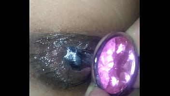 Sacándole Del Culo Su Plug Anal