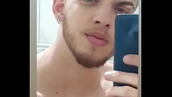 Novinho Se Exibindo No Banheiro - porno, sexy, mirror, restroom, espelho, banheiro, homem, novinho, no-banheiro, in-the-bathroom - Video 1436524