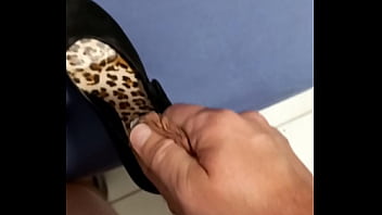 Gozando No Sapato Da Colega De Trabalho