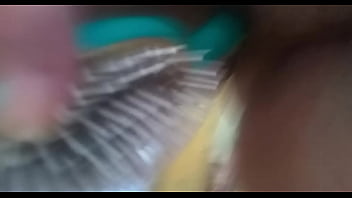 Putinha Brincando Com A Escova De Cabelo