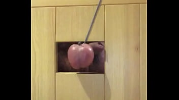 Esclavo Castigandose Las Pelotas