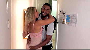 Cheguei Em Casa E Minha Mulher Me Deu De Presente A Buceta Da Amiga Dela - A Safadinha Do Forró