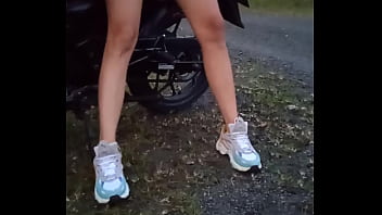 Enseñando Sus Tetas Y Coño En Publico