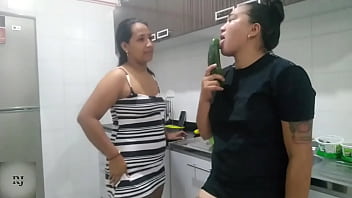Mi Hermanastra Y Yo Jugando Con Un Pepino