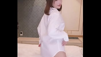 I Tried On A Large Y-shirt, A Handsome, Raw Change Of Clothes Without Hiding!