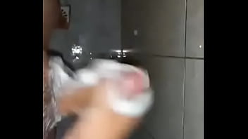 Se Hace Una Paja Mientras Se Está Bañando