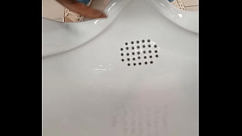 Haciendo Pis En La Oficina