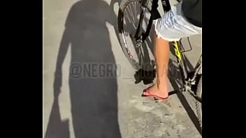 Fui Abordado Por Esse Novinho Que Tava Com Muito Tesao Pra Ganhar Uma Mamada Do Urso