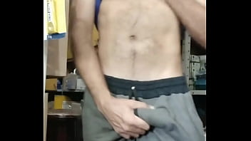 Exibicionismo: Peludo Bem-dotado No Almoxarifado Da Firma