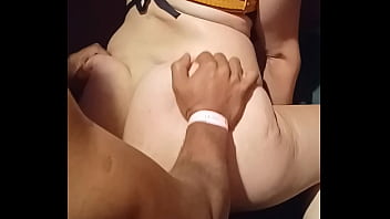 Novinha Casada Dando Gostoso Para Moreno Na Cabine Da Casa De Swing Com A Porta Aberta - Completo No Red