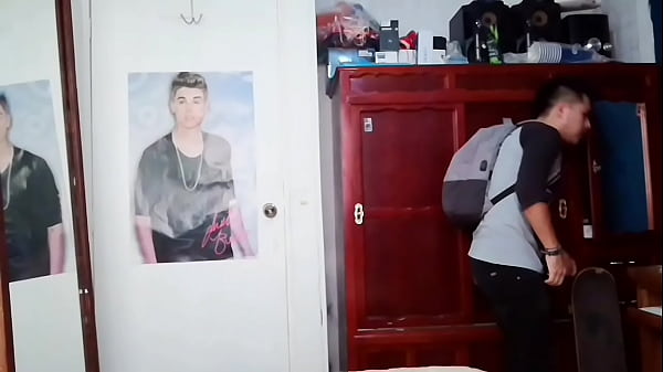 Joven Skater Disfruta De Una Espontánea Eyaculación Al Ver Una Revista Gay