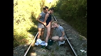 Drei Jungs Spritzen Auf Den Geleisen Ab