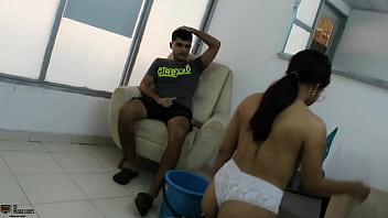 Llego A Un Buen Trato Con La Cachonda De Mi Empleada De Servicio Y Le Lleno Su Culo De Leche