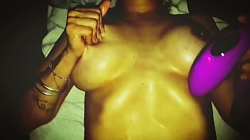 Mi Mujer Le Enseña Las Tetas A Mis Amigos