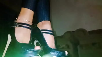 Una Amiga Modelando Sus Tacones