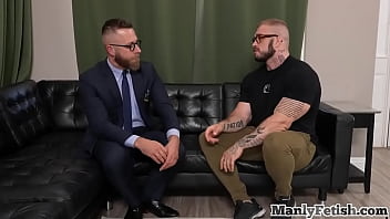 Mesmerized Muscled And Tattooed Hunk Barebacked By Counselor