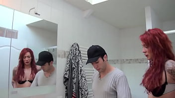 Un Technicien Vicieux Se Tape Une Bombasse Trans Dans La Salle De Bains!