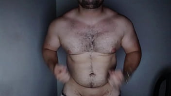 Hombre Latino Flexiona Sus Musculos Y Acaricia Su Polla