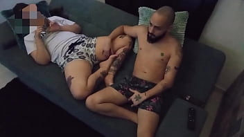 Veíamos Tv Mi Hermanastra Y Yo Cuando Empecé A Tocarle Su Vagina Y Ella No Hizo Nada Y Al Final Me Mostró Su Coño Mojado