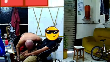 Barbeiro Maduro Depilando E Chupando O Pau Do Novinho Casado