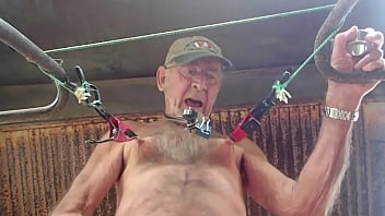 Cbt - Jeux De Pinces Aux Tetons Hard Dans Une Epave De Cammionette