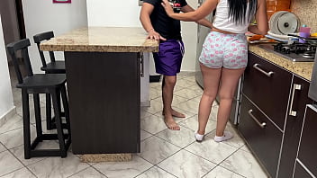 Me Gusta Ver A Mi Hermosa Madrastra Cocinando Para Seducirla Cuando Quedamos Solos En Casa