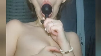 Игры шлюшки с попкой. Анальная пробка, грязная попка и ротик принимает пробку сразу после анала... Хочу язычок в открытую дырку...