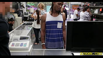 Sassy Diva Gets Cuchy Fingered