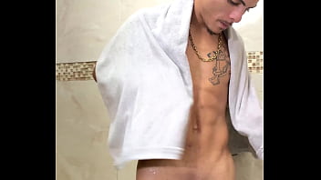 Saindo Do Banho Com A Piroca Dura Que Nem Pedra