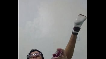 Enfiando Escova De Cabelo No Meu Cuzinho