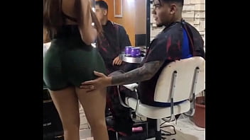 Esta Chica Que Corta El Cabello Me Pide Que La Penetre Despues De Hacerme El Corte