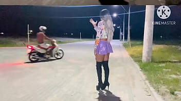 Motoqueiro Passou E Viu A Safada De Vestido Sem Calcinha E Voltou Pra Colocar Ela Pra Mamar E Fuder O Cuzinho No Meio Da Rua