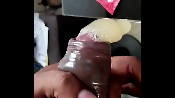 Llenando Un Condon De Semen