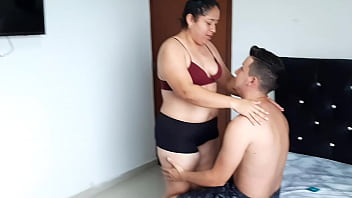 Mi Hermanastra Daña Mi Televisor Y Trata De Compensarme Chupándome La Polla