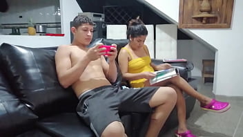 Mi Hermanastro Esta Muy Cachonda Que Entra A Mi Cuarto Para Follar Mi Coño