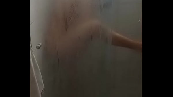 Novinha Flagrada Raspando Sua Bucetinha No Banho