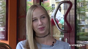 Ersties - Sprachkorrespondentin Sirena Hat Auf Ihren Reisen Immer Ein Spielzeug Dabei