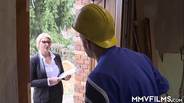 Sexy Blonde Babe Gets Facialized By A Worker