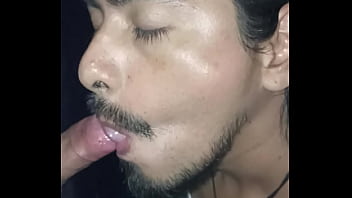 Gloryhole Disfrutando De Una Rica Verga Dura Cabezona