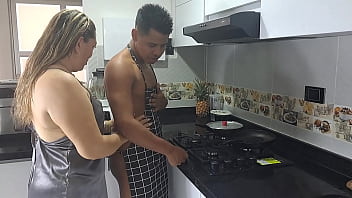 A Mi Madrastra Le Gusta Cuando Preparo Comida Para Ella