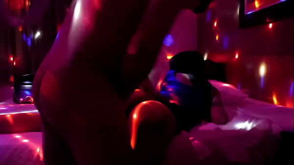 与我美丽饥渴的女友（19 岁）享受愉快的性爱 - Part 2